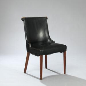 Frits Henningsen Sidestol med ben af mahogni. Sæde samt ryg betrukket med sort skind. Udført hos snedkermester Frits Henningsen.