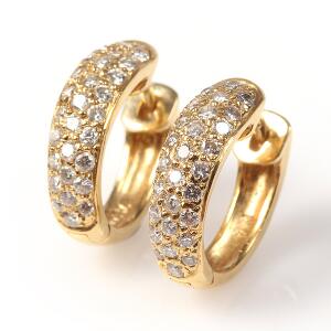 Diamantsmykkesæt af 18 kt. guld bestående af ring og ørestikker hver prydet med talrige brillantslebne diamanter. Str. 53,5. L. 1,7 cm. 3