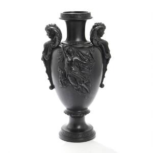 Klassisk vase af sort terracotta rigt støbt med putti og kvindefigurer. Ca. 1900. H. 53.