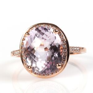 Akvamarin- og diamantring af 14 kt. guld prydet med facetslebet akvamarin omkranset af talrige brillantslebne diamanter. Str. 54. Ca. 2003.