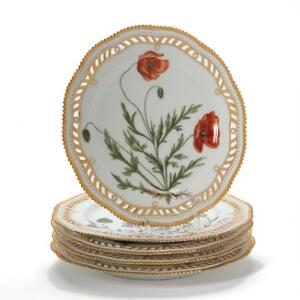 Perlestellet fem frokosttallerkener af porcelæn, dekorerede i farver og guld med blomster. Privat malet. Royal Copenhagen. Diam. 22 cm. 5