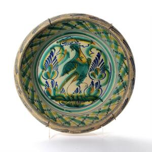 Lebrillo stort fad af keramik, dekoreret i farver med due og stiliseret ornamentik. Spanien, 19. årh. Diam. 64 cm. H. 14 cm.