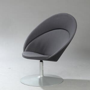 Nanna Ditzel Nanna. Hvilestol med drejesokkel. Sider, sæde og ryg betrukket med gråt stof. Model 2650. Udført hos Fredericia Furniture.