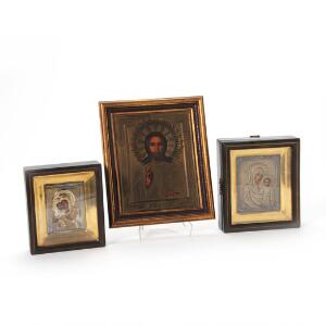 Tre russiske ikoner. Kristus Pantokrator. 18 x 14,5, samt to Gudsmoder med barnet. 9 x 7. 10,5 x 8. Tempera på træ dækket af oklad af metalblik. 20. årh.