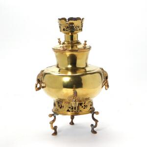 Rococo samovar af messing delvis gennembrudt, opsat på tre cabriole ben. 18. årh. H. 41 cm.