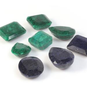 Samling af uindfattede smykkesten i forskellige slibninger, bestående af smaragder og safirer. 2012. 8
