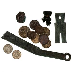 Lille samling bestående af Ming kniv og spademønt fra Kina, opiumsvægtlod, Holland, Stuiver 1786 samt 10 mønter fra Estland, Letland og Litauen