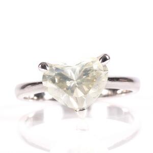 Diamant solitairering af 18 kt. hvidguld prydet med brillantslebet hjerteformet diamant på ca. 2.45 ct. Str. 53. Ca. 2008.