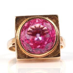 Ring af 14 kt. guld prydet med facetslebet pink sten. Str. 56. Ca. 1980.