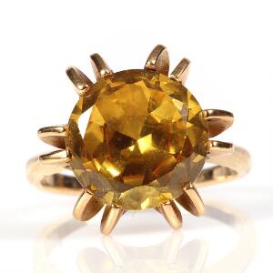 Ring af 14 kt. guld prydet med facetslebet guld sten. Str. 54. Ca. 1980.