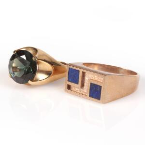 To ringe af 14 kt. guld og gulddouble prydet med henholdsvis facetslebet lapis lazuli og grøn sten. Str. 54 og 61. Ca. 1980. 2