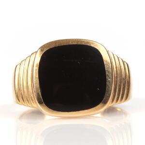 Agatring af 14 kt. guld prydet med facetslebet sort agat. Str. 60. Ca. 1980.