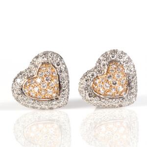 Et par diamantørestikker af 18 kt. guld og hvidguld hver i form af hjerte prydet med talrige brillantslebne diamanter. L. 1,3 cm.