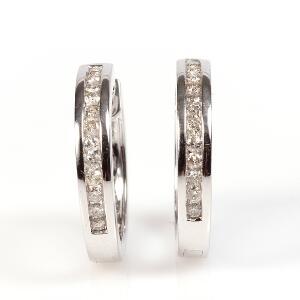 Et par diamantørestikker af 14 kt. hvidguld hver prydet med brilliantslebne diamanter. Diam. ca. 2 cm. Ca. 2011. 2