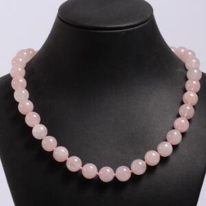 Rosenkvartssmykkesæt bestående af halskæde og et par ørestikker, alle prydet med perler af cabochon rosenkvarts. L. ca. 46 og 2,5 cm. 2012. 3