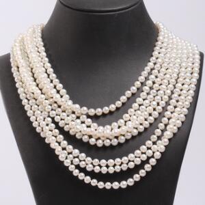 Otteradet perlekæde med låst af sterling sølv prydet med talrige ferskvandskulturperler. L. 45-63 cm.