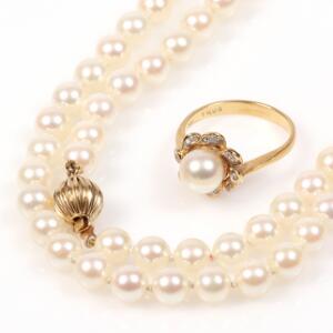 Perle-og diamantsmykkesæt bestående af perlehalskæde med lås af 14 kt. guld og perle-og diamantring af 18 kt. guld. L. 79 cm. Str. 54. 2