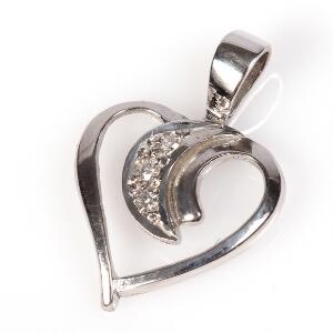 Diamantvedhæng af 14 kt. hvidguld i form af hjerte prydet med enkeltslebne diamanter. Farve Wesselton H. Klarhed VS. L. 1,5 cm.