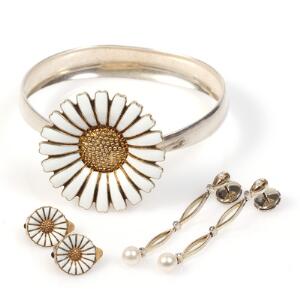 Smykkesæt bestående af et par perle-og diamantørestikker af 18 kt. hvidguld, en margueritte armring og ørestikker af sølv. L. 4 cm. Diam. 6 og 1,2 cm. 5