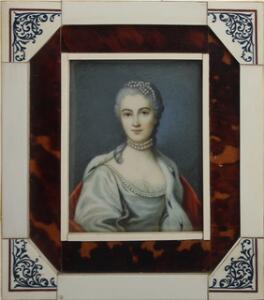 Ubekendt maler, 19. årh. Kvinde med hermelinskåbe og perlekrans. Betegnet. Miniaturemaleri. 13,5 x 12 inkl. ramme.