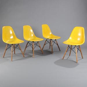 Charles Eames, Ray Eames Et sæt på fire stole med skaller af gul glasfiber og nyere dowel-stel af sortlakeret metal og bejdset træ. 4