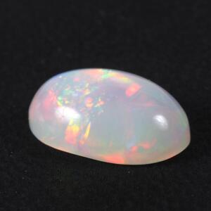 Uindfattet cabochonslebet opal på ca. 4.74 ct. Ca. 2012.