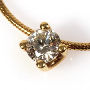Halskæde med diamantvedhæng af 18 kt. guld prydet med diamant på ca. 0.35 ct. Farve. Wesselton. Klarhed. IF. L. ca. 40 cm.