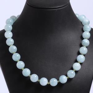 Akvamarin- og peridotsmykkesæt bestående af halskæde og et par ørestikker, alle prydet med perler af cabochon peridoter og akvamariner. 2012. 3