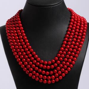 Femradet koralhalskæde med lås af sterlingsølv, prydet med perler af cabochonslebet farvet koral. Perlediam. ca. 7,0 mm. L. ca. 54 cm. 2012.