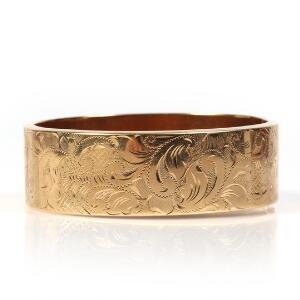Armring af 14 kt. guld prydet med mønster. Diam. ca. 6 cm. Vægt. 36 g. Ca. 1960.