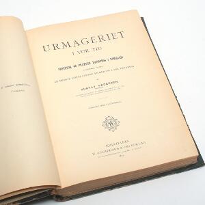 Watchmakers Gustav Pedersen Urmageriet i vor tid. Teoretisk og praktisk Haandbog i Urmageri. Oslo 1894. Large 8vo. Complete with 25 folding plates.