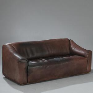 De Sede To-personers sofa. Sider, sæde og ryg betrukket med patineret brunt bøffellæder. Model DS 47. Design-Team. L. 180.