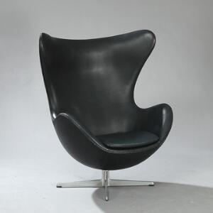 Arne Jacobsen Ægget. Hvilestol med profileret stamme og firpasfod af aluminium. Sæde, ryg samt sædehynde betrukket med sort skind.