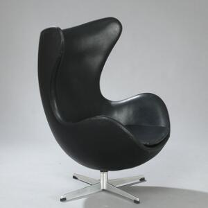 Arne Jacobsen Ægget. Hvilestol med profileret stamme og firpasfod af aluminium. Sæde, ryg samt sædehynde betrukket med sort skind.