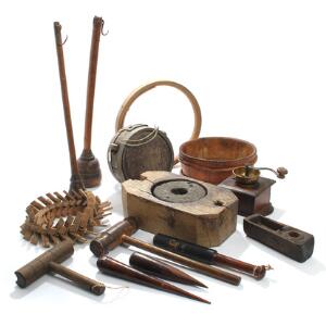 Gærkrans, kar, øllejle, to bismervægte, den ene dateret 1782, kaffemølle, morter og håndkværn af træ m.m. 18.-19. årh. 14