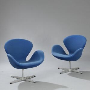 Arne Jacobsen Svanen. Et par drejestole betrukket med blå uld, stjernefod af aluminium, stamme af stål. Udført hos Fritz Hansen. 2