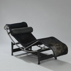 Le Corbusier LC4. Chaiselong med stel af sortlakeret stål, løs hynde i sæde og ryg med betræk af sort ponyskind. L. 155.