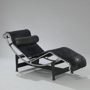 Le Corbusier LC4. Chaiselong med stel af sortlakeret stål, løs hynde i sæde og ryg med betræk af sort ponyskind. L. 155.