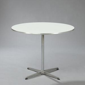 Arne Jacobsen, Piet Hein Cirkulært spisebord med top af hvid laminat, opsat på firpas søjlefod af satinpoleret aluminium. Model A623.