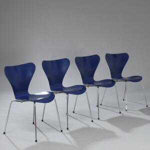 Arne Jacobsen Syveren. Et sæt på fire stole, sæde og ryg af blålakeret, formbøjet, lamineret træ. Model 3107. Udført hos Fritz Hansen. 4