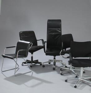 Sæt på fem stole, heraf fire kontorstole på hjul. Betræk af sort skind samt sort uld. Stel af stål samt sortbemalet træ. 5