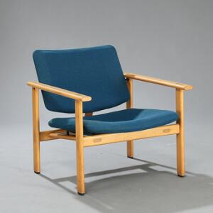 Arne Jacobsen Hvilestol med stel af bøg, sortlakerede sko. Sæde samt ryg med vippefunktion betrukket med blå uld. Model 4700.