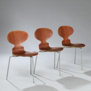 Arne Jacobsen Myren. Sæt på tre stole med trebenet stel af matforkromet stål. Sæde og ryg af formbøjet, lamineret teak. Model 3100. 3