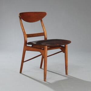 Finn Juhl Sjælden stol af eg og teak, sæde betrukket med originalt patineret brunt skind. Model 96. Udført hos Søren Willadsen, Vejen.