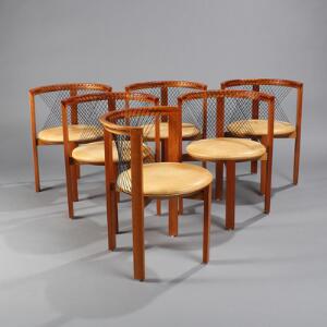 Niels J. Haugesen, Gunvor Haugesen Haugesen Chair. Seks stole af kirsebærtræ, med sorte strenge i ryg. Udført hos Tranekær Møbler. 6