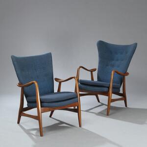 Arne Vodder, tilskrevet Et par lænestole med stel af bejdset bøg. Sider, løse hynder samt dybthæftet ryg betrukket med blå uld. 2