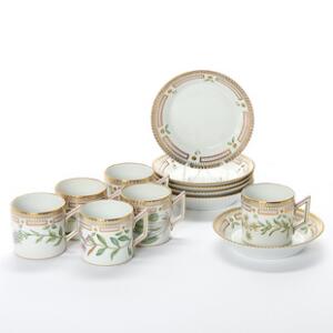Flora Danica seks par chokoladekopper af porcelæn, dekoreret i farver og guld. 057 og 058. Royal Copenhagen. 6