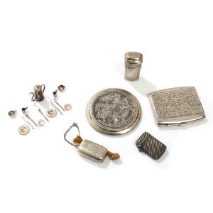 Hovedvandsæg, cigaretetui, pudderdåse, miniature kaffeservice, fyrtøj samt vedhæng af sølv. Vægt ca. 265 gr. 19.-20. årh. 17