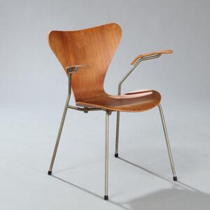 Arne Jacobsen Syveren. Armstol med stel af stål. Formbøjet sæde og ryg af lamineret teak. Udført hos Fritz Hansen.