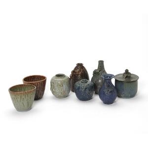 Arne Bang Otte dele stentøj bestående af syv vaser samt en lågkrukke, hovedparten modelleret med stiliserede blomsterknopper og blade. 8